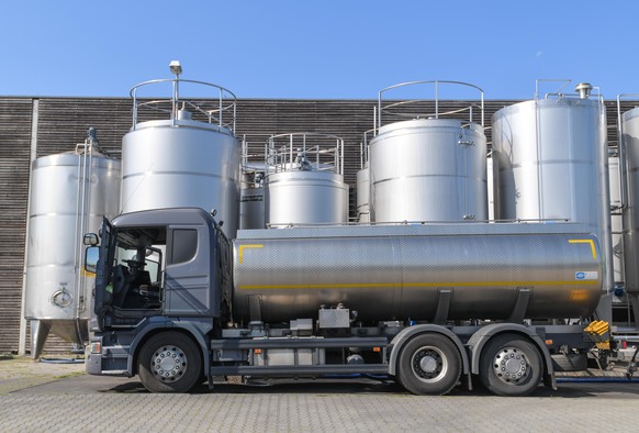 Ein Tankwagen, beladen mit Rohmilch, steht vor großen Behältern der Gläsernen Molkerei GmbH. Die Gläserne Molkerei GmbH produziert an zwei Standorten in Münchehofe (Brandenburg) und Dechow (Mecklenbur ...