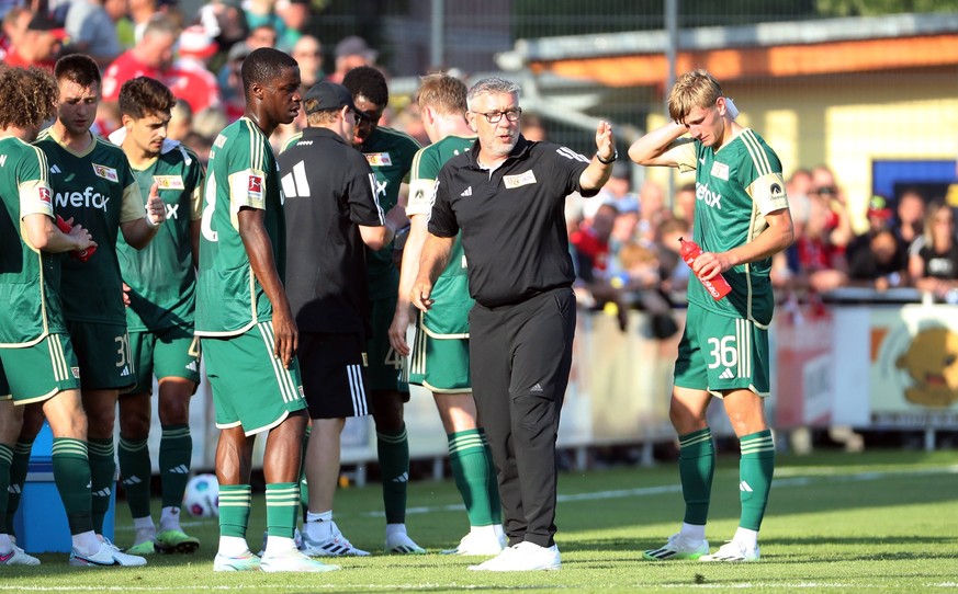 Trainer Urs Fischer redet mit Oluwaseun Ogbemudia, re. Aljoscha Kemlein / / Fußball Fussball / Testspiel / 1.Bundesliga Herren DFL / Saison 2023/2024 / 12.07.2023 / FSV Luckenwalde vs 1.FC Union Berli ...