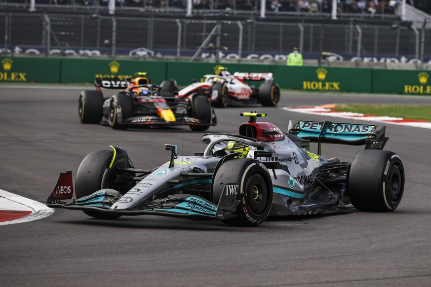 F1 Grand Prix Of Mexico 44 Lewis Hamilton, Mercedes AMG Petronas Formula One Team, W13, action 11 Sergio Perez, Oracle Red Bull Racing, RB18, action during the F1 Grand Prix of Mexico at Circuito Herm ...