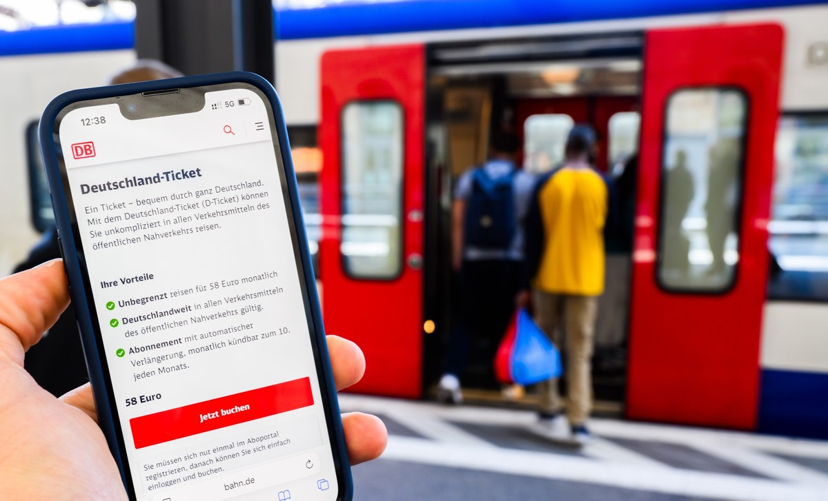 PRODUKTION - 12.06.2025, Niedersachsen, Hannover: ILLUSTRATION - Eine Information zum Kauf des Deutschlandtickets ist auf dem Display eines Smartphones am Hauptbahnhof Hannover zu sehen. Das Deutschla ...