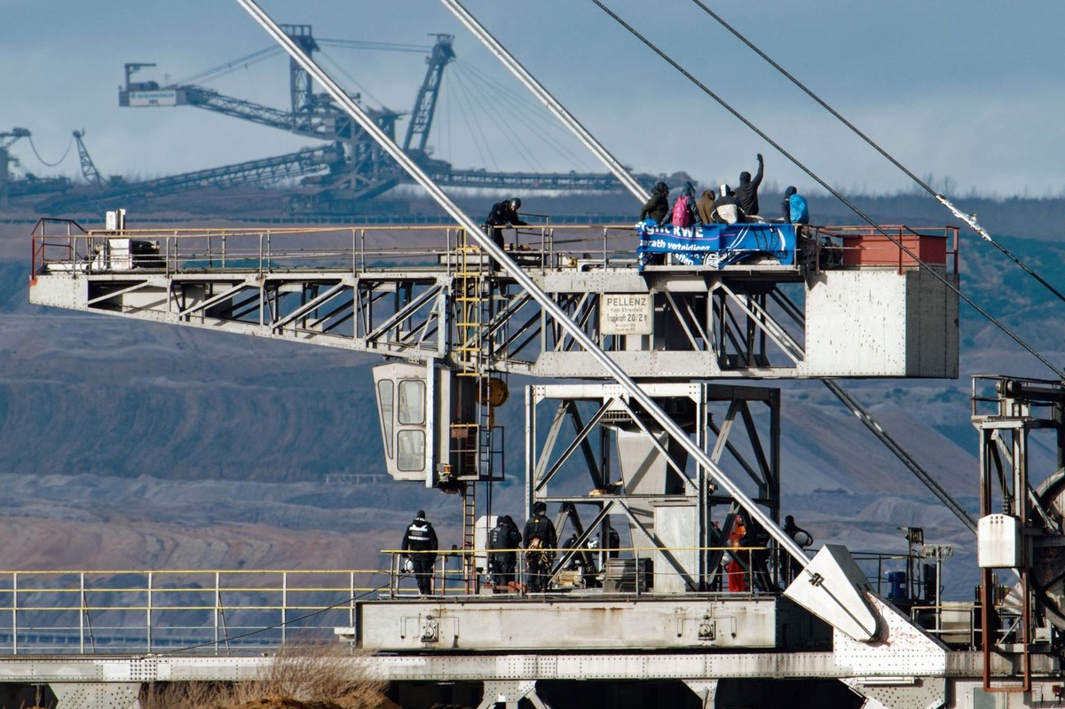 16.01.2023, Nordrhein-Westfalen, Elsdorf: Klimaaktivisten haben einen Schaufelradbagger im Braunkohletagebau Hambach im rheinischen Braunkohlerevier besetzt. Mit der Aktion wolle man sich mit den Mens ...