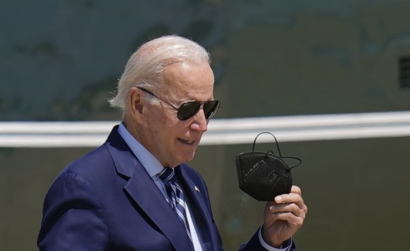 30.08.2022, USA, Andrews Air Force Base: Joe Biden, Präsident der USA, nimmt seine Maske ab, während er sich darauf vorbereitet auf der Andrews Air Force Base an Bord der Air Force One zu gehen. Biden ...