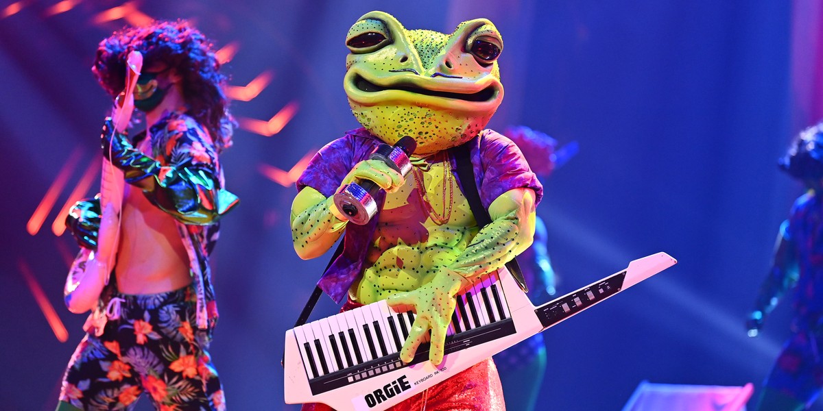 HANDOUT - 10.11.2020, Nordrhein-Westfalen, K�ln: Die Figur �Der Frosch� tritt in der vierten Folge der dritten Staffel der ProSieben-Show �The Masked Singer� auf. Bei �The Masked Singer� singen Promin ...