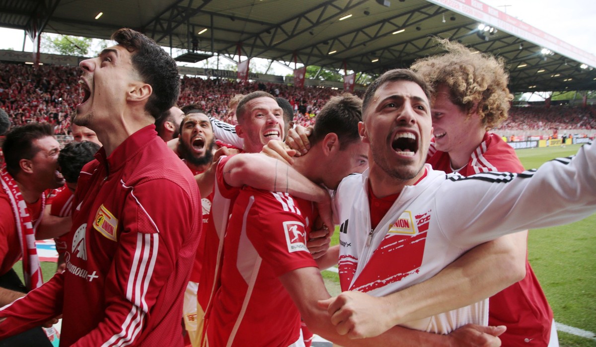 Diogo Leite, Aissa Laidouni, Robin Gosens, Janik Haberer, Josip Juranovic, Alex Kral jubelt nach 2:1 Siegtreffer durch Janik Haberer / Klassenerhalt / Freude / Emotion / Jubel / / Fu
