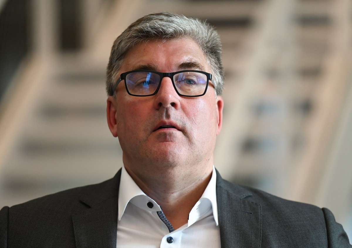 ARCHIV - 30.06.2022, Hessen, Frankfurt/Main: Axel Hellmann, Vorstandssprecher der Eintracht Frankfurt Fu�ball AG. Hellmann wird als Nachfolger von Vorstandsboss Oliver Kahn beim FC Bayern M�nchen geha ...