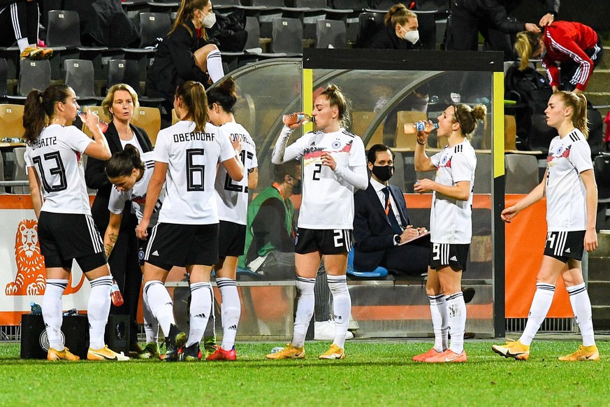 Die deutsche Mannschaft bei einer Trinkpause, 24.02.2021, Venlo Deutschland, Fussball, L