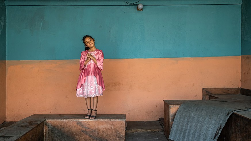 Die Mutter der achtjährigen Sanjila Tamang aus Nepal ist als Gastarbeiterin in Katar gestorben.