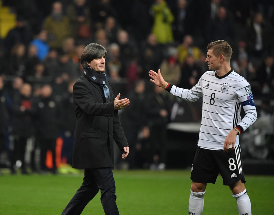 Jogi Löw schlägt mit Toni Kroos nach dem EM-Quali-Spiel gegen Nordirland im Jahr 2019 ein.