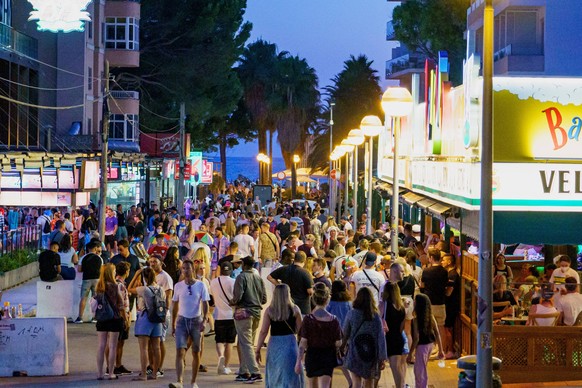 Playa de Palma auf Mallorca im zweiten Jahr der Corona-Pandemie Hochsaison Sommer 2021 - Hunderte deutsche Touristen feiern am Ballermann ohne Einhaltung der coranabedingten Mindestabstände und ohne M ...