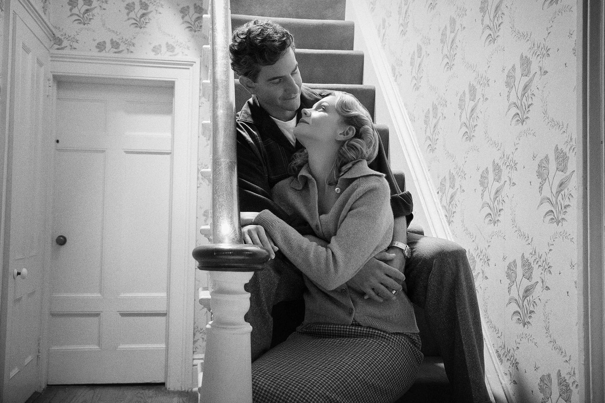 This image released by Netflix shows Carey Mulligan as Felicia Montealegre, right, and Bradley Cooper as Leonard Bernstein in a scene from &quot;Maestro.&quot; (Jason McDonald/Netflix via AP)