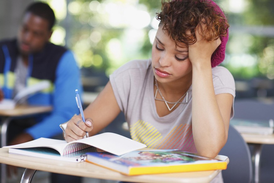 Prüfungen bedeuten für viele von uns eine Menge Stress. Wir haben die besten Tipps für euch, was ihr gegen das Lampenfieber machen könnt.