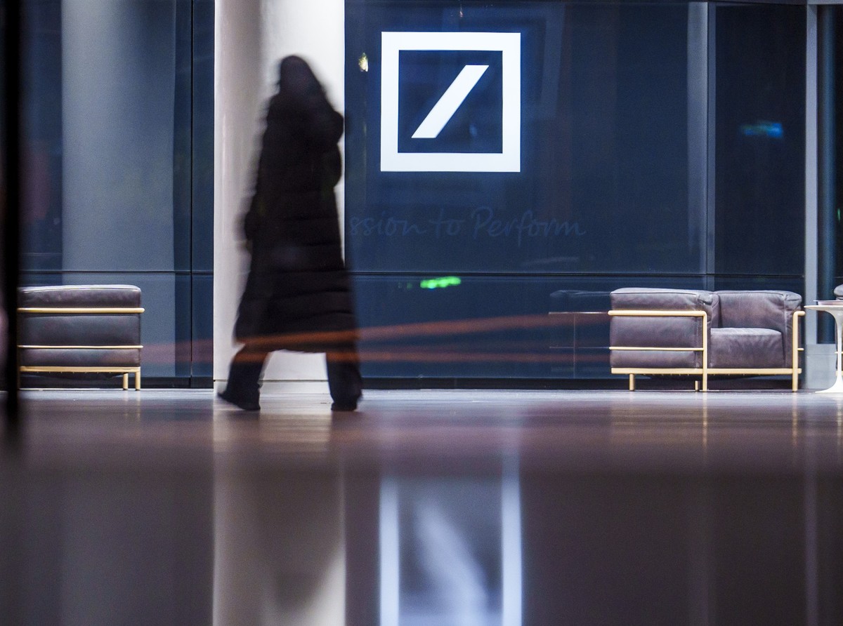 30.01.2025, Hessen, Frankfurt/Main: Das Deutsche Bank Logo leuchtet in der Firmenzentrale des Geldhauses. Die Deutsche Bank stellt heute ihre Jahreszahlen f