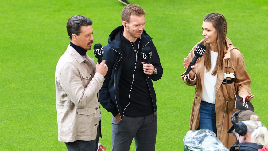 Sandro Wagner, Trainer Julian Nagelsmann, Laura Wontorra, Fernsehmoderatorin, Interview, DAZN, Portraet, Portrait, Fussball /1. BL / FC Bayern Muenchen - VfB Stuttgart / 08.05.2022 / Allianz Arena / F ...