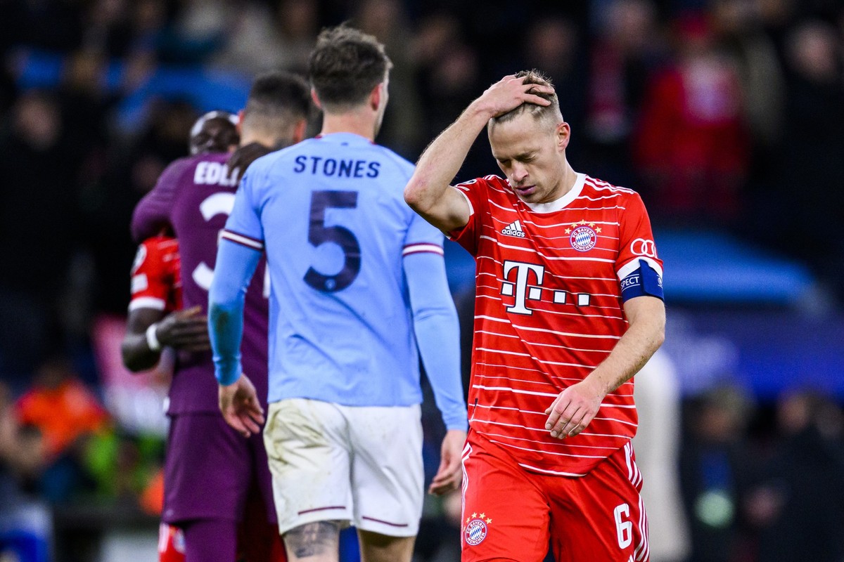11.04.2023, Großbritannien, Manchester: Fußball: Champions League, Manchester City - Bayern München, K.o.-Runde, Viertelfinale, Hinspiele, Etihad Stadium. Münchens Joshua Kimmich (r) reagiert unzufrie ...
