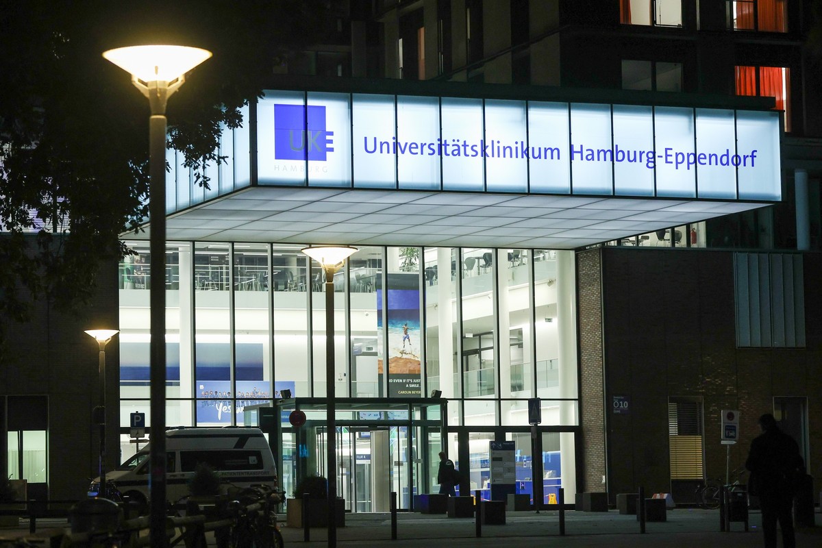 02.10.2024, Hamburg: Blick auf den Eingang zum Universit�tsklinikum Hamburg-Eppendorf. Am Hamburger Hauptbahnhof ist mindestens ein Mensch wegen einer m�glichen schweren Infektionskrankheit mit einem  ...