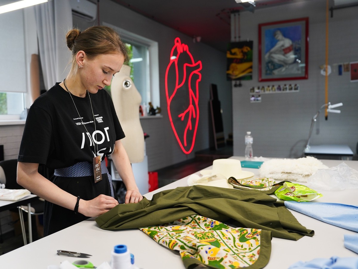 Trotz Krieg in der Ukraine: Victoria Mykhailiuk am Werk im Atelier.
