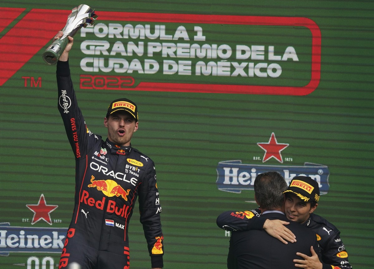 30.10.2022, Mexiko, Mexiko-Stadt: Motorsport: Formel-1-Weltmeisterschaft, Grand Prix von Mexiko, Rennen: Red-Bull-Pilot Max Verstappen (l) aus den Niederlanden, feiert nach seinem Sieg auf dem Podium  ...