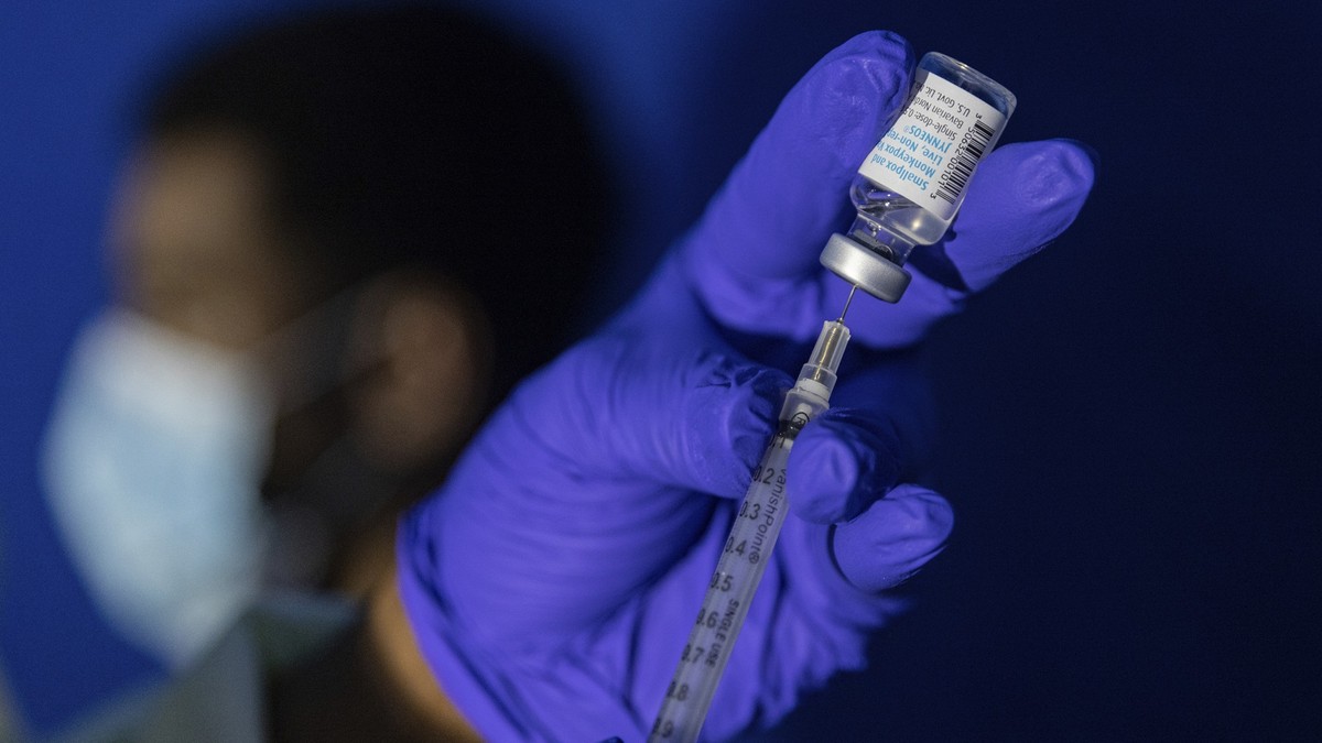 ARCHIV - 30.08.2022, USA, New York: Die Krankenschwester Carol Ramsubhag-Carela bereitet eine Spritze mit dem Mpox-Impfstoff vor, bevor sie einen Patienten in einer Impfstelle im New Yorker Stadtbezir ...