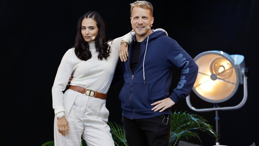 Amira Pocher mit Ehemann Oliver Pocher mit dem Programm Die Pochers hier live beim BonnLive Kulturgarten Open Air 2021 in der Rheinaue. Bonn, 01.08.2021 *** Amira Pocher with husband Oliver Pocher wit ...