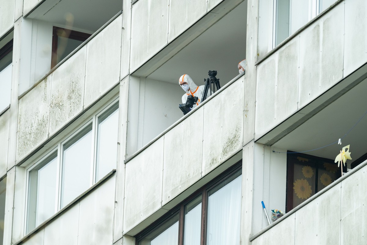 14.04.2025, Hamburg: Beamte der Spurensicherung ermitteln auf einem Balkon des Hochhauses. Ein junger Mann ist in der Nacht in Hamburg-Wilsdorf vom Balkon eines Hochhauses in den Tod gest