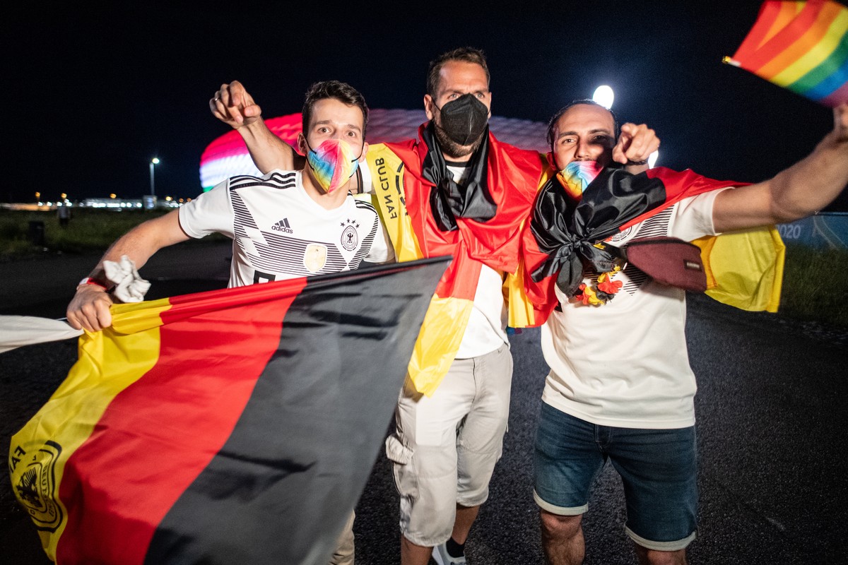 23.06.2021, Bayern, M�nchen: Fu�ball: EM, Deutschland - Ungarn, Vorrunde, Gruppe F, 3. Spieltag in der EM-Arena M�nchen: Fans der deutschen Fu�ball-Nationalmannschaft feiern nach dem Spiel vor dem Sta ...
