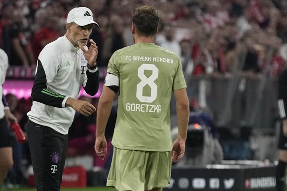 Bayern&#039;s head coach Thomas Tuchel, left, talks to Bayern&#039;s Leon Goretzka after scoring his side&#039;s second goal during the German Bundesliga soccer match between Bayern Munich and Bayer 0 ...