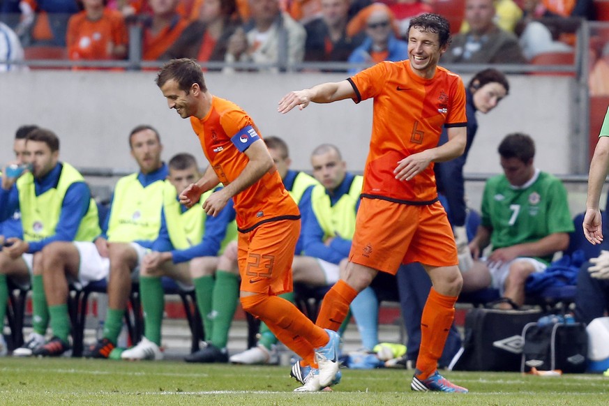 AMSTERDAM, Stadion Amsterdam Arena , 02-06-2012 Oefeninterland Nederland - Noord Ierland 6-0. Rafael van der Vaart wordt geprobeerd als verdedigende middenvelder in de plaats van Mark van Bommel. nede ...