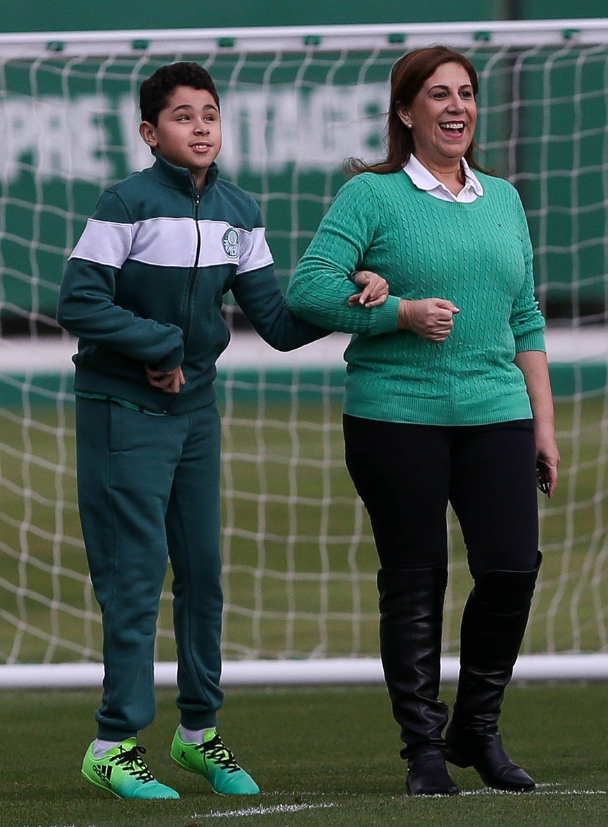 In São Paulo sind sie schon lokale Berühmtheiten: Silvia Grecco (r.) und ihr blinder Sohn Nickollas sind große Fans von Palmeiras.