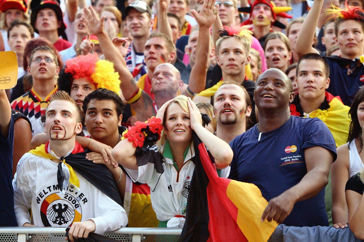 Berlin, Deutschland - Fussballfans, Fussballweltmeisterschaft 2006 08.07.2006, Berlin, Deutschland, DEU - Deutsche Fussballfans feiern auf der Fanmeile vor dem Brandenburger Tor in Berlin den Sieg der ...