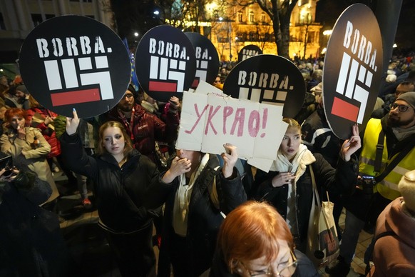 24.12.2023, Serbien, Belgrad: Demonstranten versammeln sich vor dem Sitz der Wahlkommission. Mehrere Tausend Anhänger der serbischen Opposition haben gegen mutmaßlichen Betrug bei der Kommunalwahl vor ...
