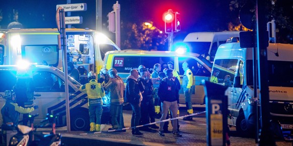 16.10.2023, Belgien, Brüssel: Polizisten stehen am Tatort. In Brüssel sind am Montagabend zwei Menschen erschossen worden. Die Ermittlungen dauern an, wie eine Sprecherin der Polizei am Abend sagte. ( ...