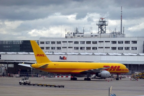 17.02.2021, Frankfurt am Main, Hessen, GER - Frachtmaschine von DHL auf dem Vorfeld des Flughafen. Airline, Airport, Alltag, aussen, Aussenaufnahme, Befoerderung, Boeing, Boeing 757, Cargo, D-ALET, de ...