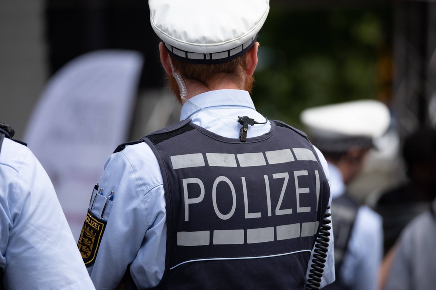 Stuttgart 102. Deutscher Katholikentag, Katholikentage in Stuttgart, Stuttgart, 28.05.2022 Themenfoto, Symbol Polizei, Polizist in Uniform, auf dem Karlsplatz in Stuttgart, Praesenz bei den Katholiken ...