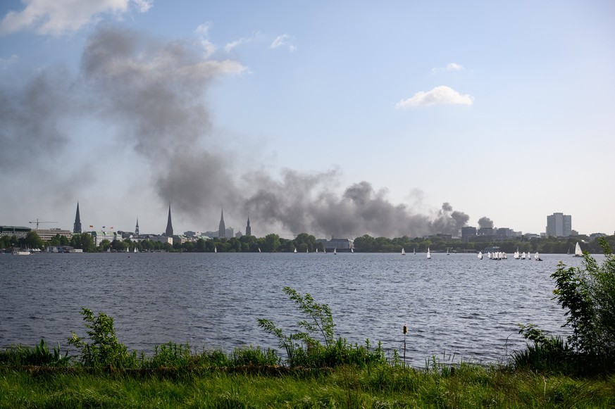 25.05.2023, Hamburg: Dunkler Rauch zieht