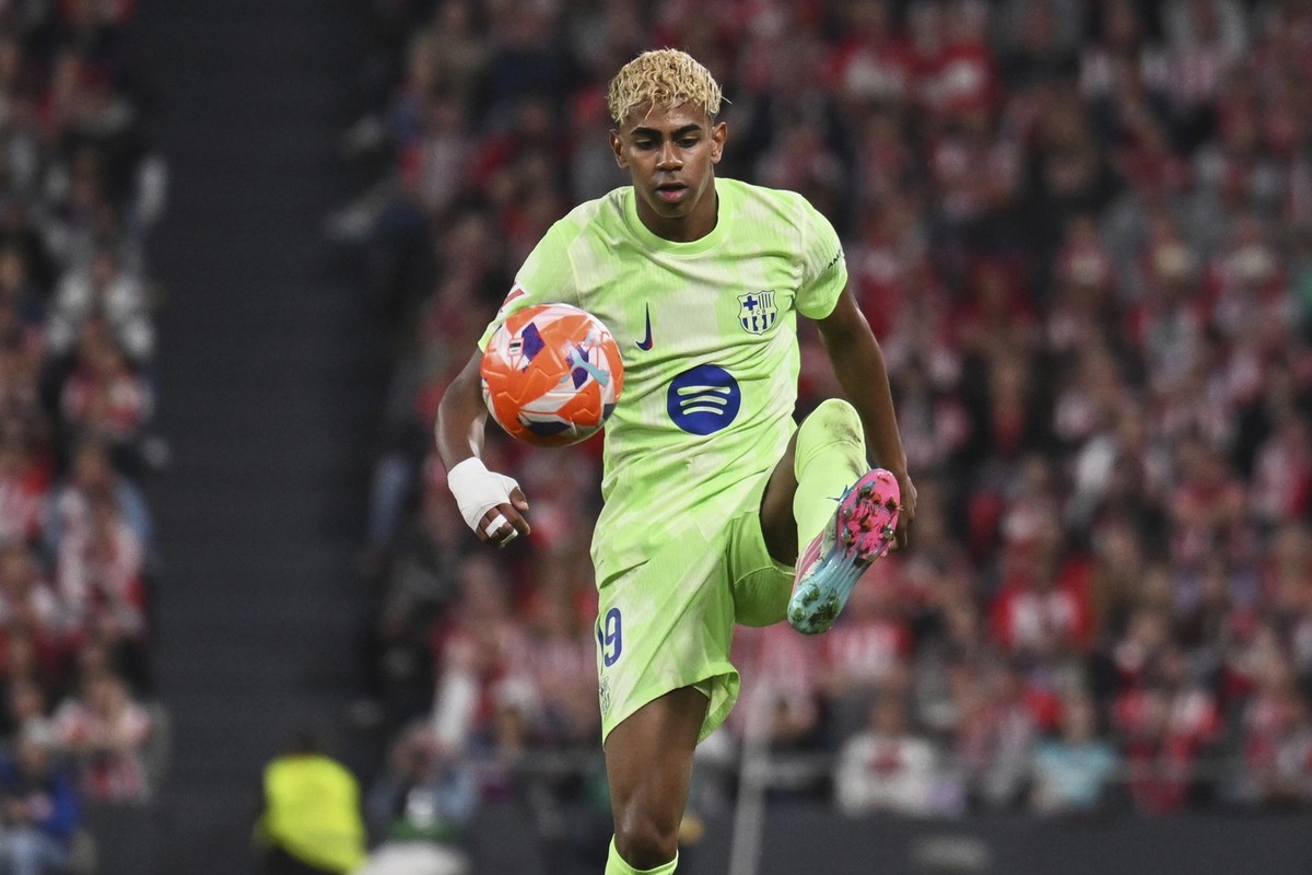 Barcelona&#039;s Lamine Yamal controls the ball during the Spanish La Liga soccer match between Athletic Bilbao and Barcelona at the San Mames stadium in Bilbao, Spain, Sunday, May 25, 2025. (AP Photo ...
