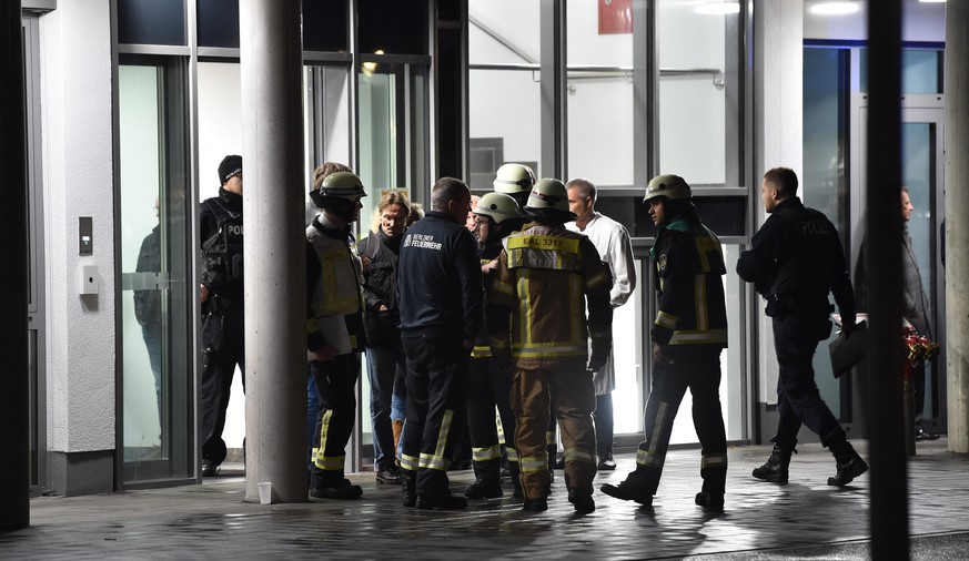 19.11.2019, Berlin: Feuerwehrleute, Polizisten und medizinisches Personal stehen nach einer Auseinandersetzung, in deren Folge ein Mensch durch Messerstiche getötet wurde, vor der privaten Schlosspark ...