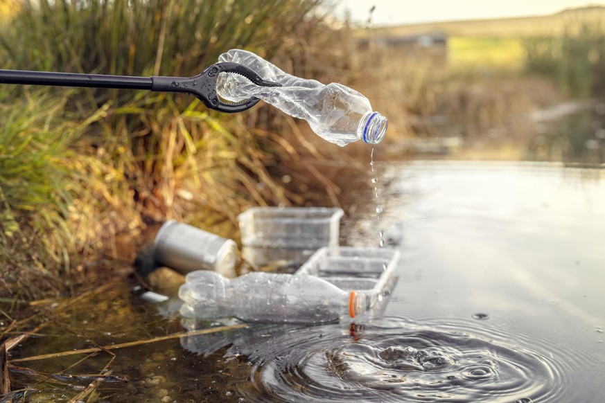 Wenn auch die Filterung von Wasser durch "Fischer Plastik" nicht ganz so kleinteilig verläuft wie hier: das Befreien der Ozeane von Plastikmüll ist eine mühselige Angelegenheit. 