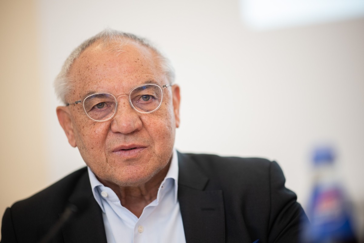 ARCHIV - 13.01.2025, Berlin: Felix Magath, Deutscher Fu�balltrainer und Schirmherr, spricht w�hrend einer Pressekonferenz zur inklusive Trainerausbildung �Doppelpass� im Fu�ball. Um seine Ablehnung al ...
