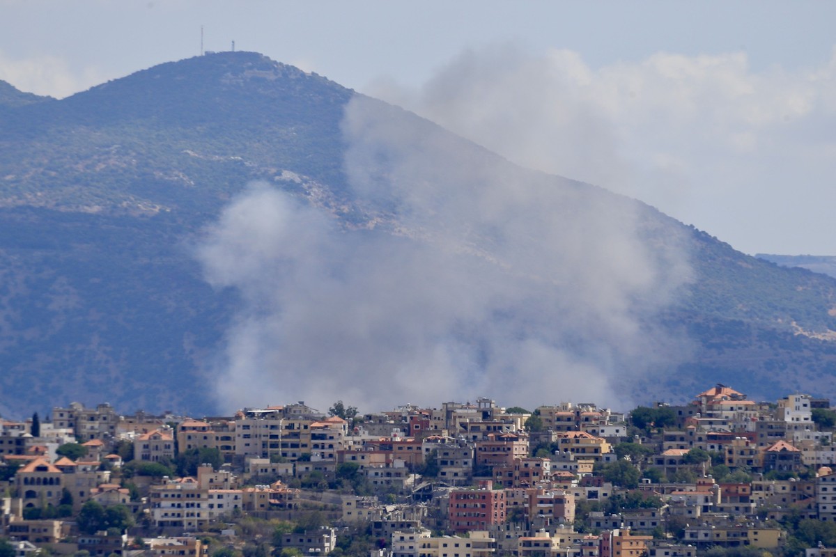 19.09.2024, Libanon, Chiyam: Rauch steigt nach einem israelischen Luftangriff auf. Foto: Ali Hashisho/XinHua/dpa +++ dpa-Bildfunk +++
