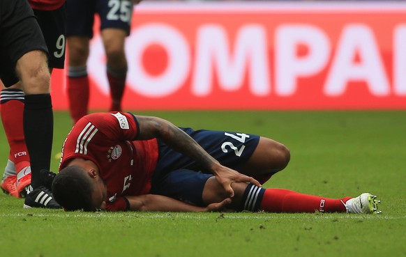 15.09.2018, FC Bayern vs Bayer Leverkusen, Allianz Arena Muenchen, Fussball, im Bild: Corentin Tolisso (FCB) bleibt schwer verletzt liegen DFL REGULATIONS PROHIBIT ANY USE OF PHOTOGRAPHS AS IMAGE SEQU ...