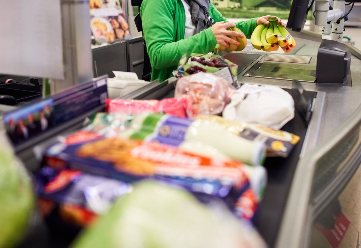 Supermarket in Marktoberdorf, March 24, 2020. A cashier in a grocery store remembers to keep distance between customers due to the Corona virus disease COVID-19 on March 24, 2020 in Marktoberdorf, Ger ...