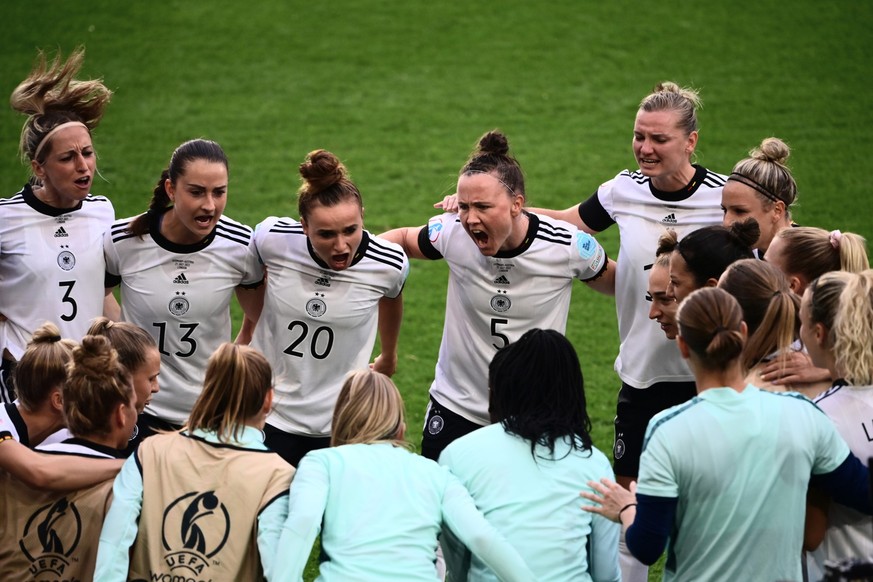 Fußball ist längst keine reine Männer-Sache mehr. Der Hype um die Fußballfrauen ist so groß wie nie.