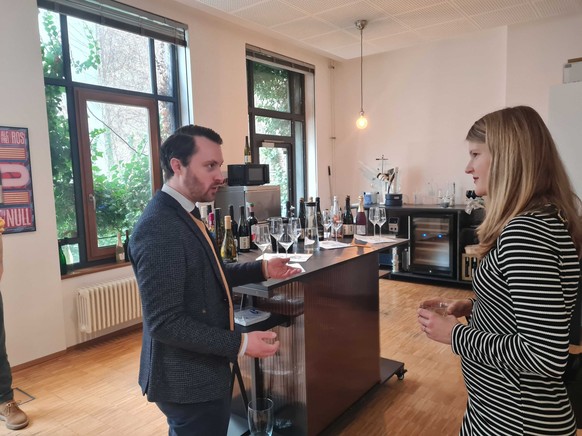 Sommelier Tobias Gennis beim Weintasting bei Kolonne Null