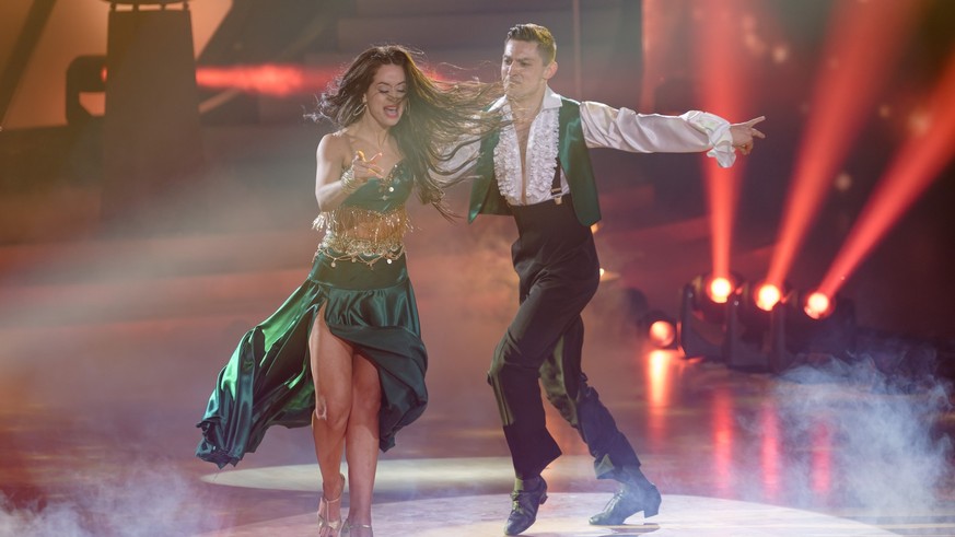 26.05.2023, Nordrhein-Westfalen, Köln: Die Sieger Malika Dzumaev (l) und Zsolt Sándor Cseke (r) tanzen bei der &quot;Lets Dance Profi-Challenge&quot;. Foto: Henning Kaiser/dpa +++ dpa-Bildfunk +++