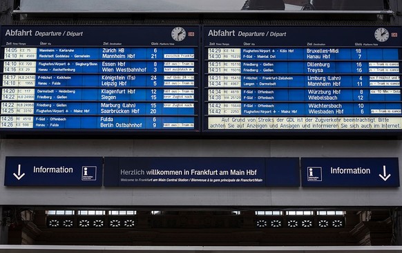 Departures announcements panel, stating cancellations and delays, at Haputbahnhof, main Train Station, in Frankfurt, Germany, 07 November 2014, during the second day of strike by Deutsche Bahn train d ...