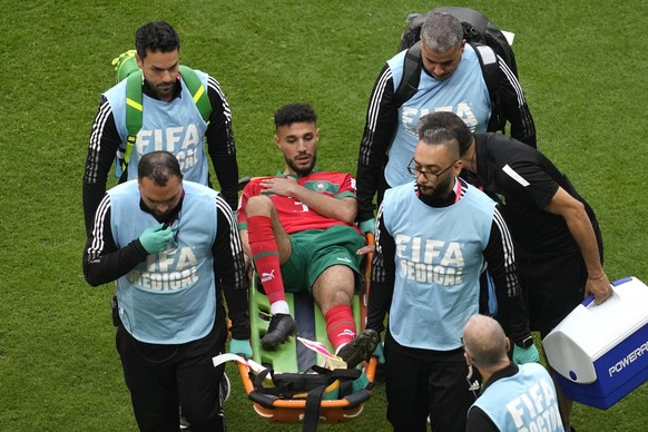 23.11.2022, Katar, Al Khor: Fu�ball, WM 2022 in Katar, Vorrunde, Gruppe F,�Spieltag 1, im Al-Bait Stadion in Al-Chaur, Marokkos Noussair Mazraoui wird auf einer Trage vom Platz getragen. Foto: Darko V ...
