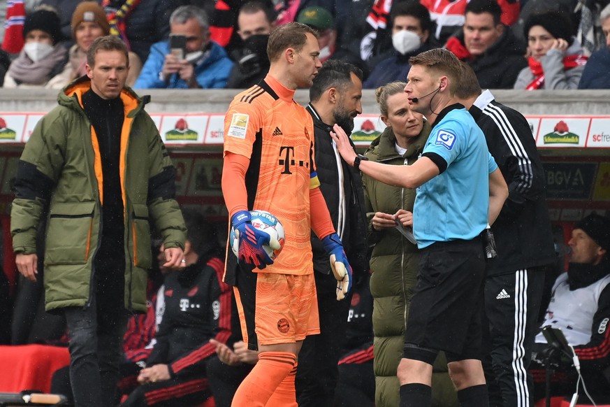 v.re:Schiedsrichter Christian DINGERT, Arno BLOS (Vierter Offizieller), Kathleen KRUEGER (Teammanagerin FCB), Hasan SALIHAMIDZIC (Sportvorstand Bayern Muenchen) , Manuel NEUER (Torwart Bayern Muenchen ...