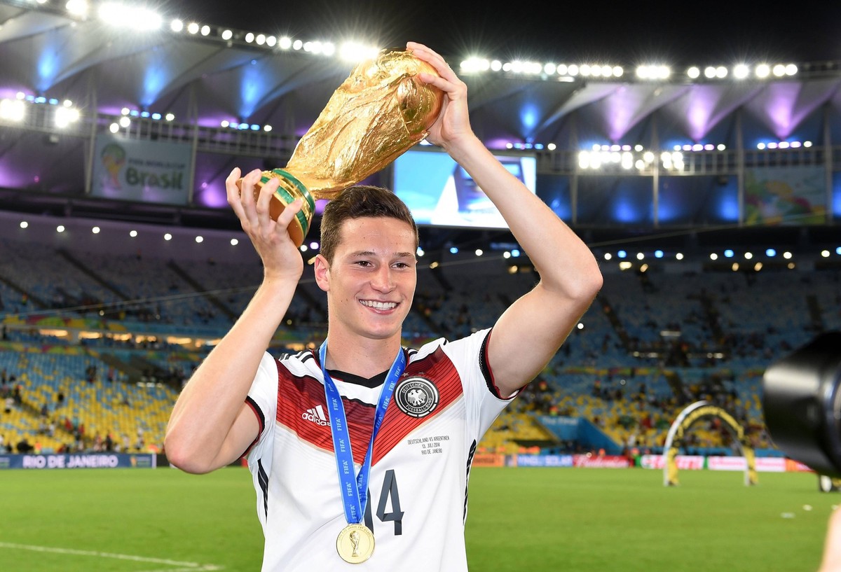 FUSSBALL WM 2014 FINALE Deutschland - Argentinien 13.07.2014 DEUTSCHLAND FEIERT DEN WM TITEL: Julian Draxler jubelt mit dem WM Pokal PUBLICATIONxNOTxINxAUTxSUIxITA

Football World Cup 2014 Final Ger ...