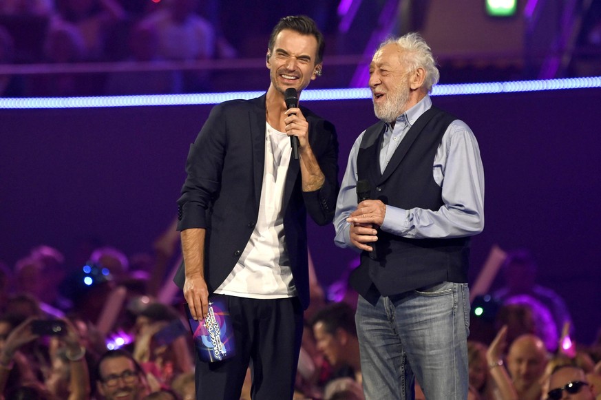 Florian Silbereisen und Dieter Hallervorden in der TV Show Schlagerbooom 2021 - Alles funkelt Alles glitzert in der Dortmunder Westfalenhalle. Dortmund, 23.10.2021 *** Florian Silbereisen and Dieter H ...