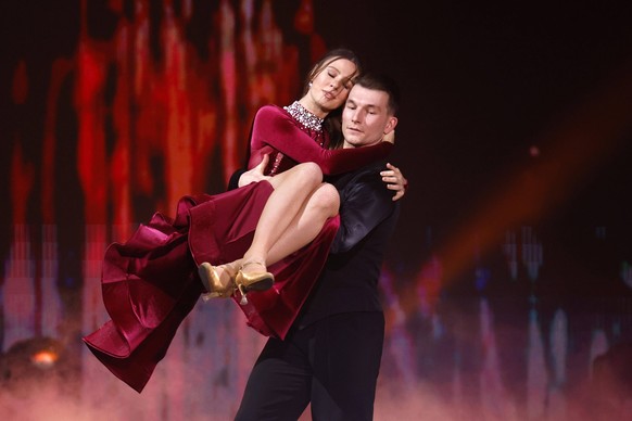 Influencerin Ann-Kathrin Bendixen und T�nzer Mikael Tatarkin in der vierten Live-Show bei der 17. Staffel der RTL-Tanzshow Let s Dance im MMC Coloneum. K�ln, 22.03.2024 NRW Deutschland *** Influencer  ...